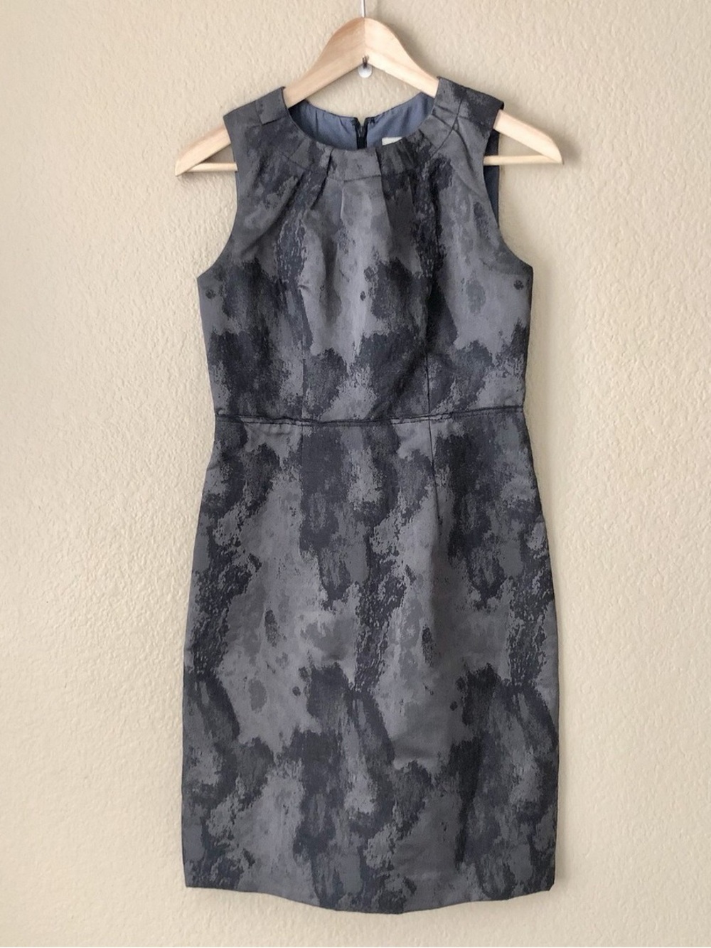 LOFT Gray Patterned Sleeveless Midi Sheath Dress